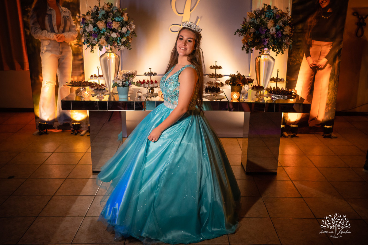 Lívia – Lívia 15 Anos – Ensaio – Ensaio Debutante – Casa da Amizade – Debutante – Campo – Felicidade – Associação Rural de Pelotas – Azul – Fotografia de Família – Debutante – Cantora – Vestido – Lacrou – Antonio Rocha Fotografias – Pelotas – Linda