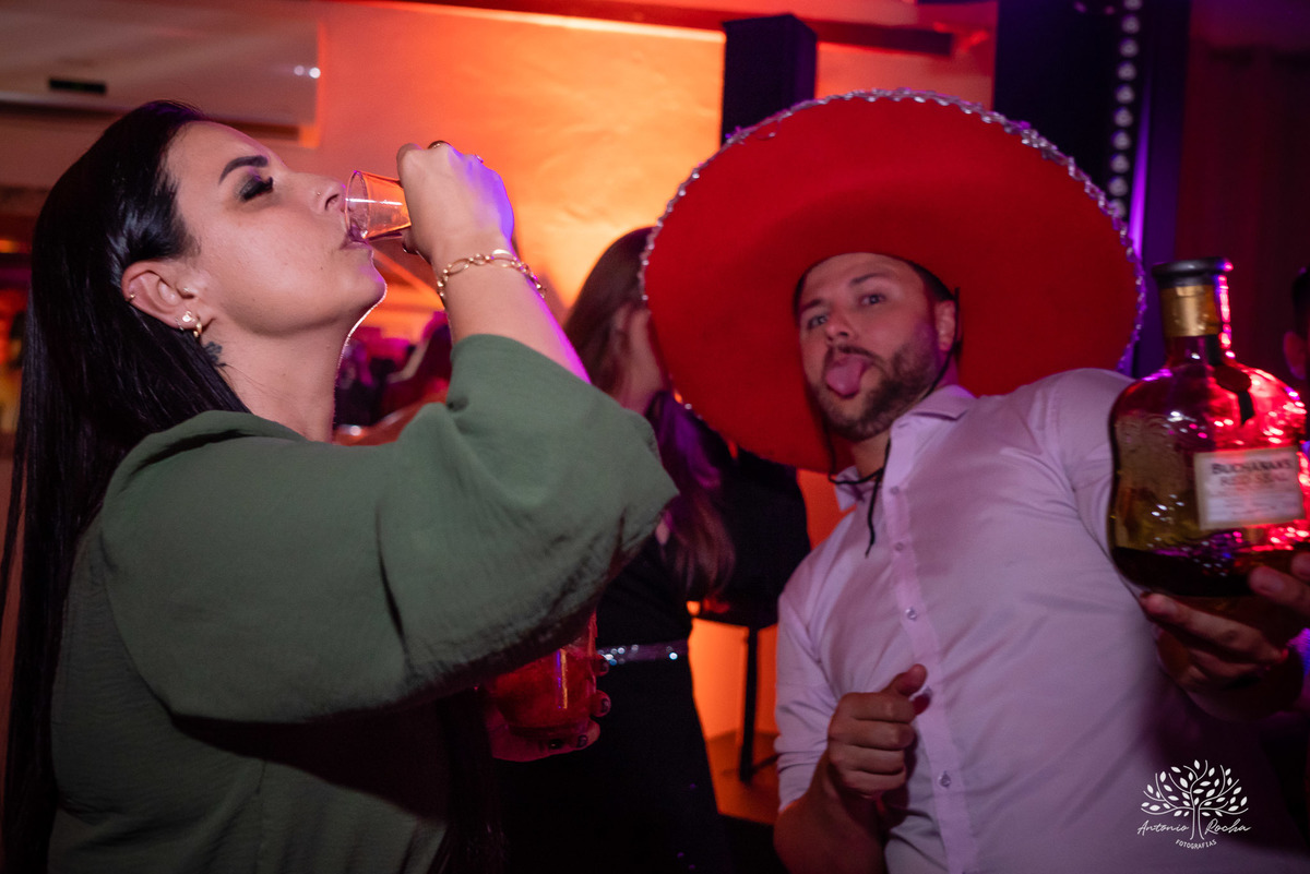 Lívia – Lívia 15 Anos – Ensaio – Ensaio Debutante – Casa da Amizade – Debutante – Campo – Felicidade – Associação Rural de Pelotas – Azul – Fotografia de Família – Debutante – Cantora – Vestido – Lacrou – Antonio Rocha Fotografias – Pelotas – Linda