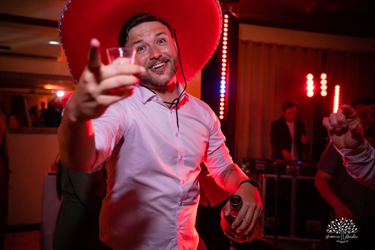 Lívia – Lívia 15 Anos – Ensaio – Ensaio Debutante – Casa da Amizade – Debutante – Campo – Felicidade – Associação Rural de Pelotas – Azul – Fotografia de Família – Debutante – Cantora – Vestido – Lacrou – Antonio Rocha Fotografias – Pelotas – Linda