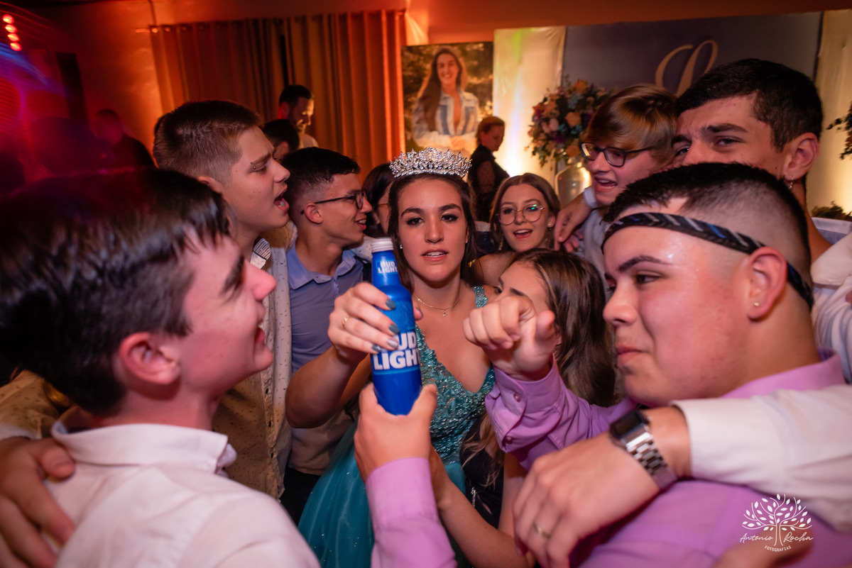 Lívia – Lívia 15 Anos – Ensaio – Ensaio Debutante – Casa da Amizade – Debutante – Campo – Felicidade – Associação Rural de Pelotas – Azul – Fotografia de Família – Debutante – Cantora – Vestido – Lacrou – Antonio Rocha Fotografias – Pelotas – Linda