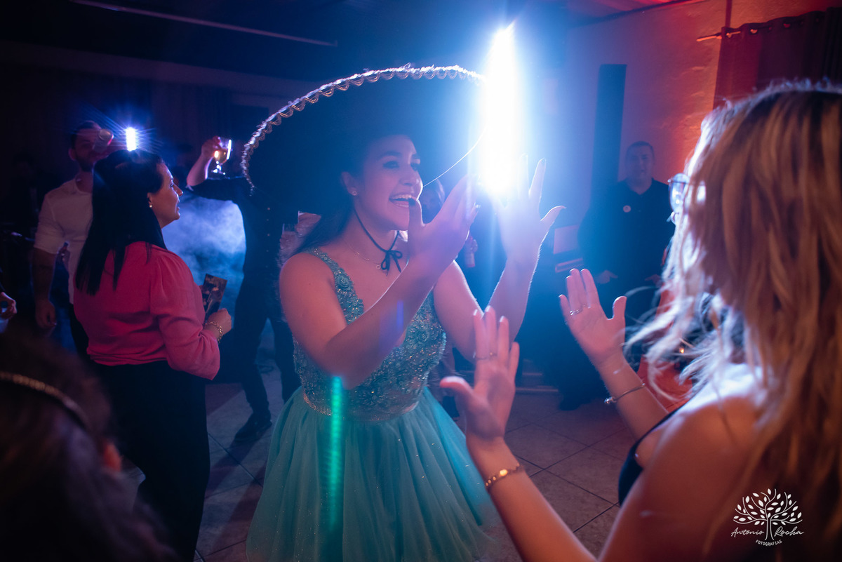 Lívia – Lívia 15 Anos – Ensaio – Ensaio Debutante – Casa da Amizade – Debutante – Campo – Felicidade – Associação Rural de Pelotas – Azul – Fotografia de Família – Debutante – Cantora – Vestido – Lacrou – Antonio Rocha Fotografias – Pelotas – Linda