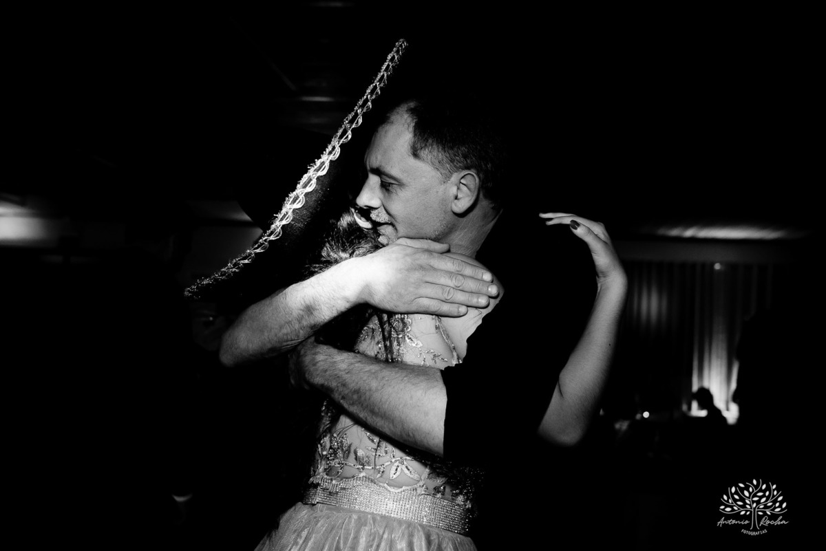 Lívia – Lívia 15 Anos – Ensaio – Ensaio Debutante – Casa da Amizade – Debutante – Campo – Felicidade – Associação Rural de Pelotas – Azul – Fotografia de Família – Debutante – Cantora – Vestido – Lacrou – Antonio Rocha Fotografias – Pelotas – Linda