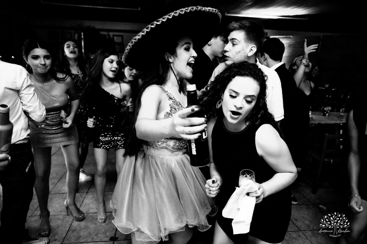 Lívia – Lívia 15 Anos – Ensaio – Ensaio Debutante – Casa da Amizade – Debutante – Campo – Felicidade – Associação Rural de Pelotas – Azul – Fotografia de Família – Debutante – Cantora – Vestido – Lacrou – Antonio Rocha Fotografias – Pelotas – Linda