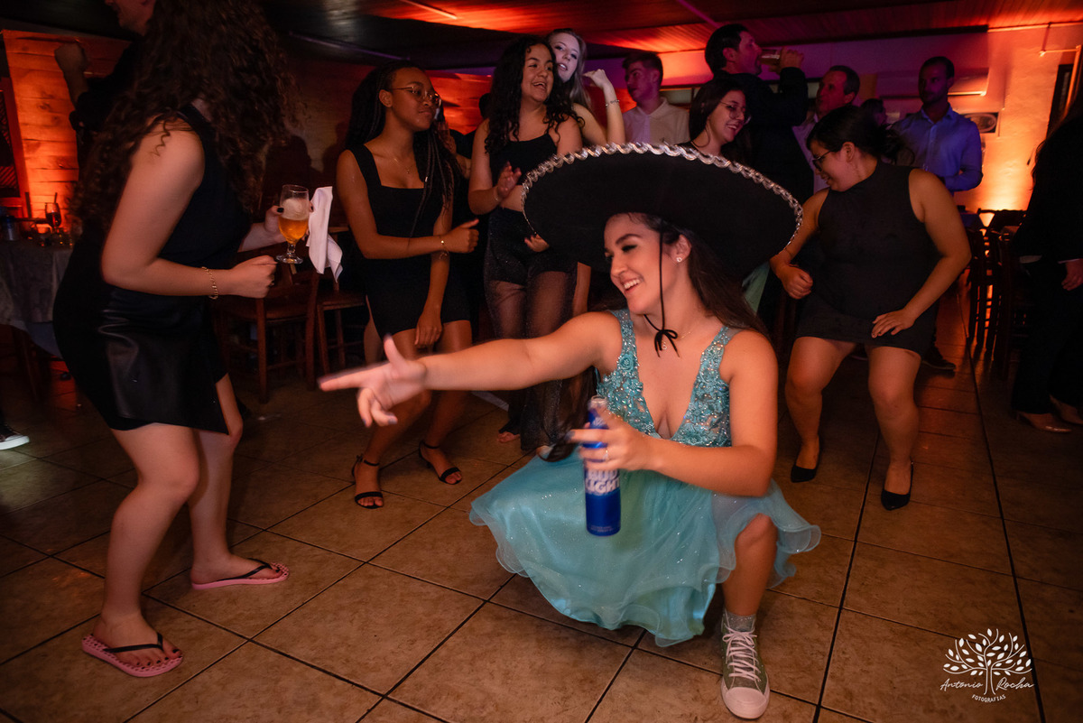Lívia – Lívia 15 Anos – Ensaio – Ensaio Debutante – Casa da Amizade – Debutante – Campo – Felicidade – Associação Rural de Pelotas – Azul – Fotografia de Família – Debutante – Cantora – Vestido – Lacrou – Antonio Rocha Fotografias – Pelotas – Linda