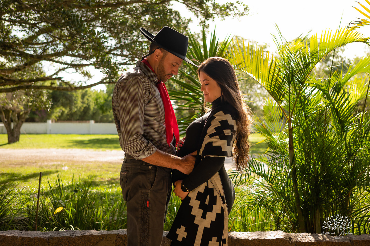 Caroline – Róger – Francisco – Morada do Sol – Tarde de Sol – Campo – Gestante – Grávida – Ensaio Gestante – Felicidade – Amor – Menino – Vida – Gaúcho – Pelotas – Campo – Caroline + Róger = Francisco – Antonio Rocha Fotografias – Família Linda – Cavalos 