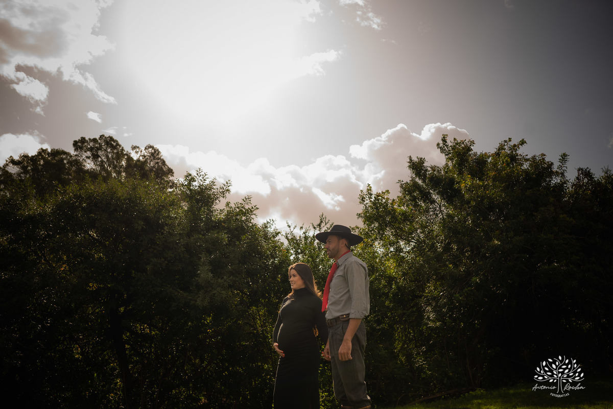 Caroline – Róger – Francisco – Morada do Sol – Tarde de Sol – Campo – Gestante – Grávida – Ensaio Gestante – Felicidade – Amor – Menino – Vida – Gaúcho – Pelotas – Campo – Caroline + Róger = Francisco – Antonio Rocha Fotografias – Família Linda – Cavalos 