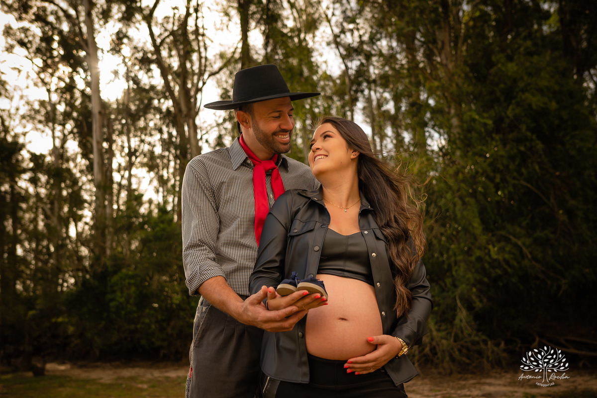 Caroline – Róger – Francisco – Morada do Sol – Tarde de Sol – Campo – Gestante – Grávida – Ensaio Gestante – Felicidade – Amor – Menino – Vida – Gaúcho – Pelotas – Campo – Caroline + Róger = Francisco – Antonio Rocha Fotografias – Família Linda – Cavalos 