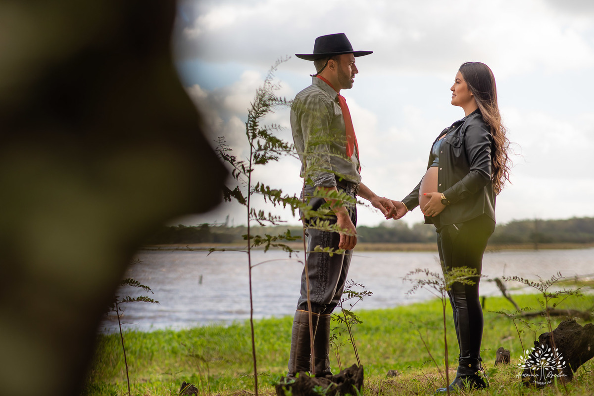 Caroline – Róger – Francisco – Morada do Sol – Tarde de Sol – Campo – Gestante – Grávida – Ensaio Gestante – Felicidade – Amor – Menino – Vida – Gaúcho – Pelotas – Campo – Caroline + Róger = Francisco – Antonio Rocha Fotografias – Família Linda – Cavalos 