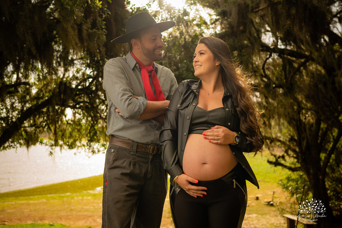 Caroline – Róger – Francisco – Morada do Sol – Tarde de Sol – Campo – Gestante – Grávida – Ensaio Gestante – Felicidade – Amor – Menino – Vida – Gaúcho – Pelotas – Campo – Caroline + Róger = Francisco – Antonio Rocha Fotografias – Família Linda – Cavalos 