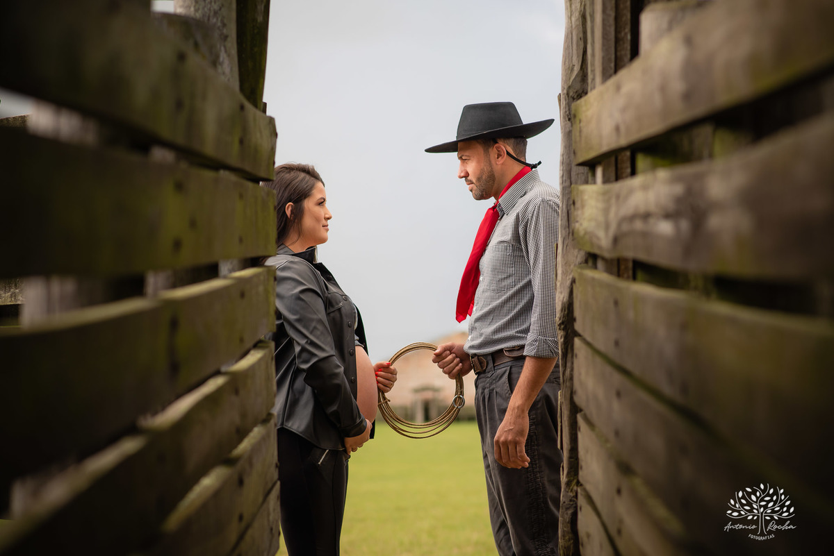Caroline – Róger – Francisco – Morada do Sol – Tarde de Sol – Campo – Gestante – Grávida – Ensaio Gestante – Felicidade – Amor – Menino – Vida – Gaúcho – Pelotas – Campo – Caroline + Róger = Francisco – Antonio Rocha Fotografias – Família Linda – Cavalos 