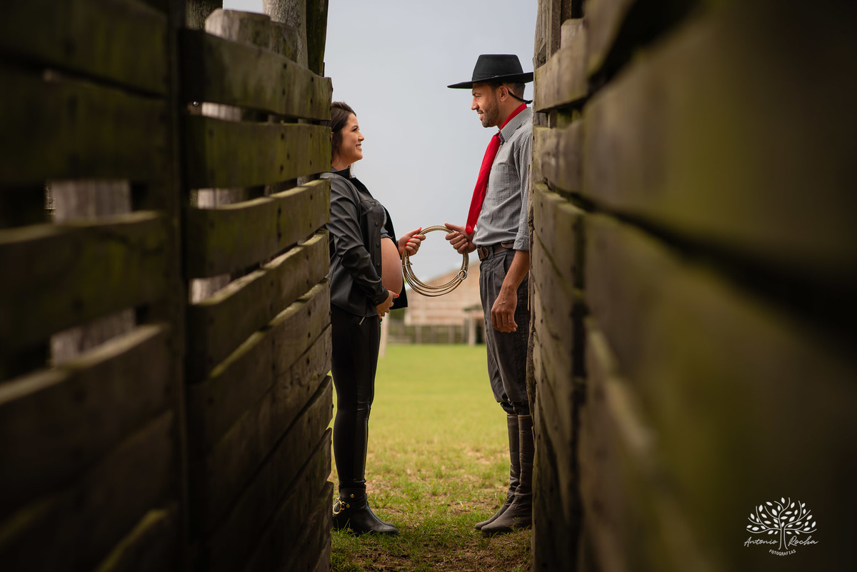 Caroline – Róger – Francisco – Morada do Sol – Tarde de Sol – Campo – Gestante – Grávida – Ensaio Gestante – Felicidade – Amor – Menino – Vida – Gaúcho – Pelotas – Campo – Caroline + Róger = Francisco – Antonio Rocha Fotografias – Família Linda – Cavalos 