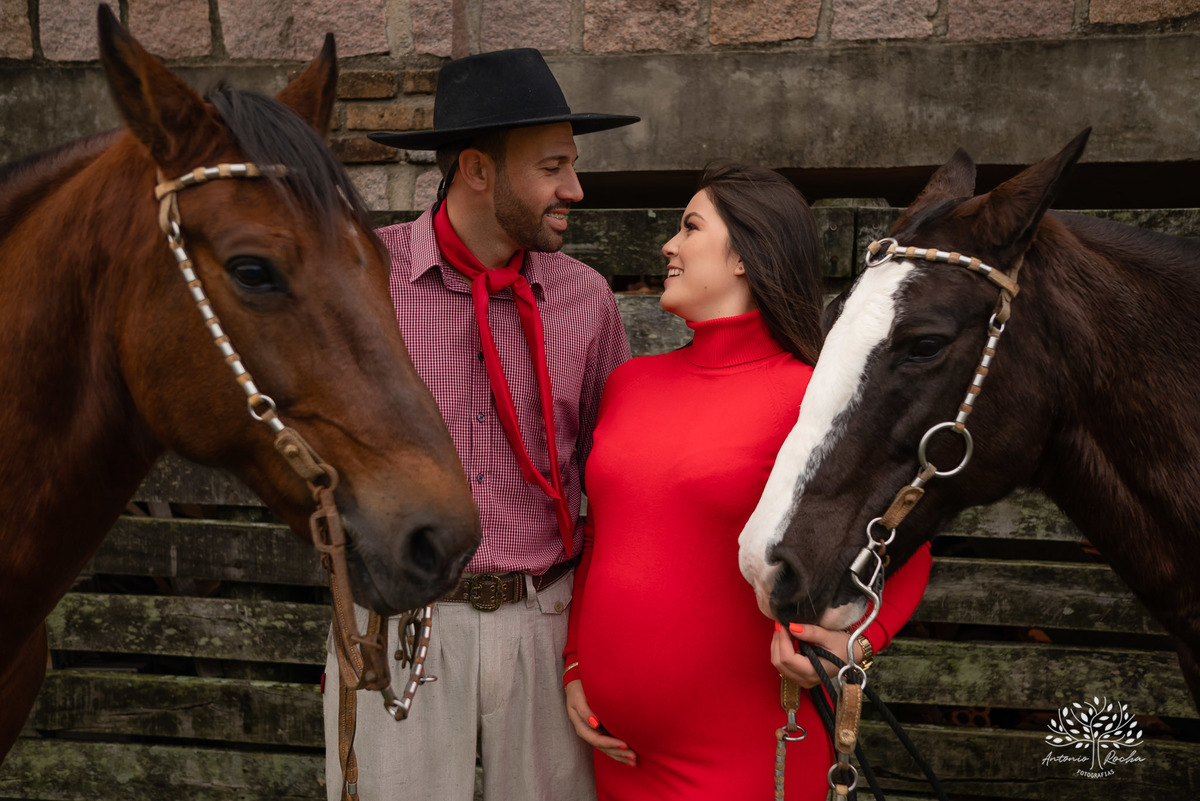 Caroline – Róger – Francisco – Morada do Sol – Tarde de Sol – Campo – Gestante – Grávida – Ensaio Gestante – Felicidade – Amor – Menino – Vida – Gaúcho – Pelotas – Campo – Caroline + Róger = Francisco – Antonio Rocha Fotografias – Família Linda – Cavalos 