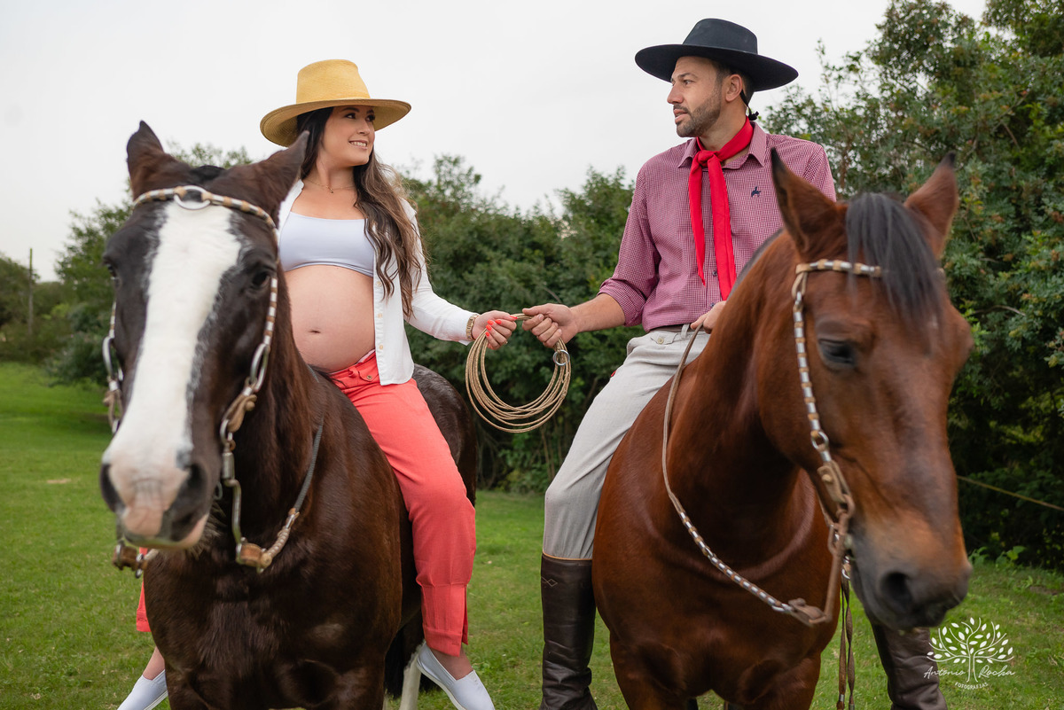 Caroline – Róger – Francisco – Morada do Sol – Tarde de Sol – Campo – Gestante – Grávida – Ensaio Gestante – Felicidade – Amor – Menino – Vida – Gaúcho – Pelotas – Campo – Caroline + Róger = Francisco – Antonio Rocha Fotografias – Família Linda – Cavalos 