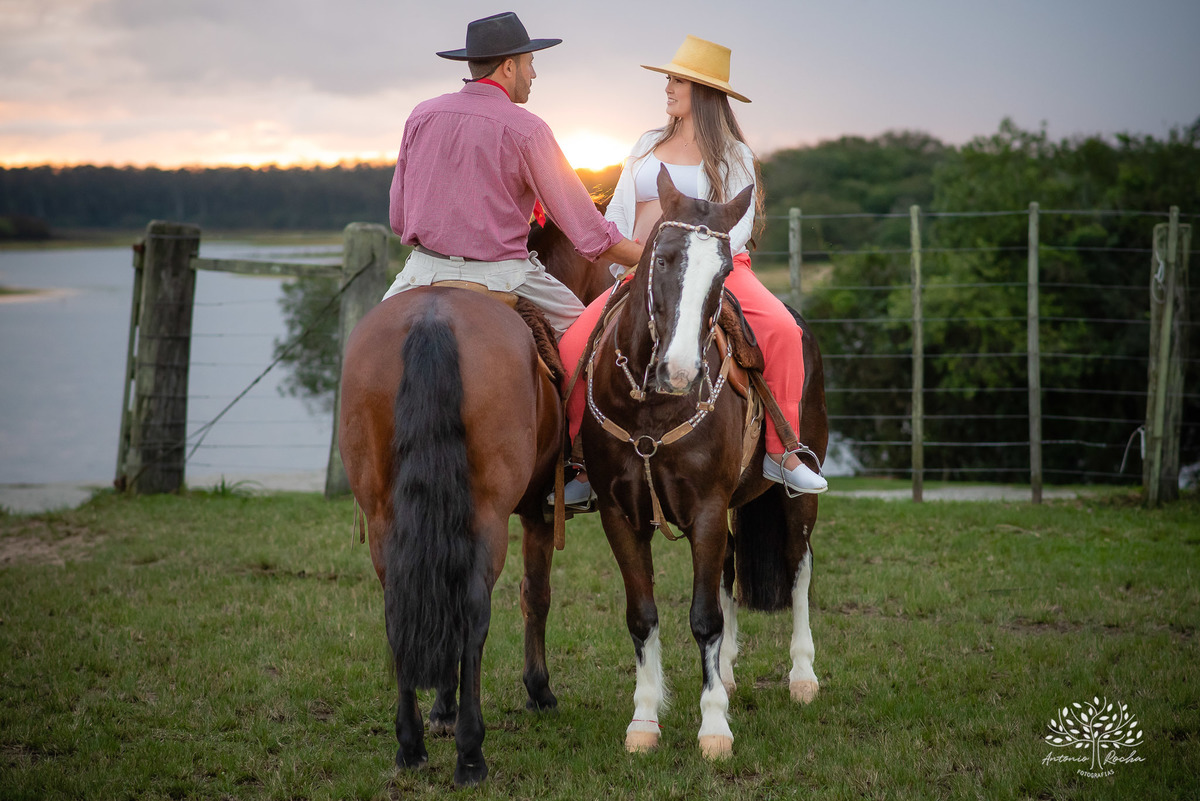 Caroline – Róger – Francisco – Morada do Sol – Tarde de Sol – Campo – Gestante – Grávida – Ensaio Gestante – Felicidade – Amor – Menino – Vida – Gaúcho – Pelotas – Campo – Caroline + Róger = Francisco – Antonio Rocha Fotografias – Família Linda – Cavalos 