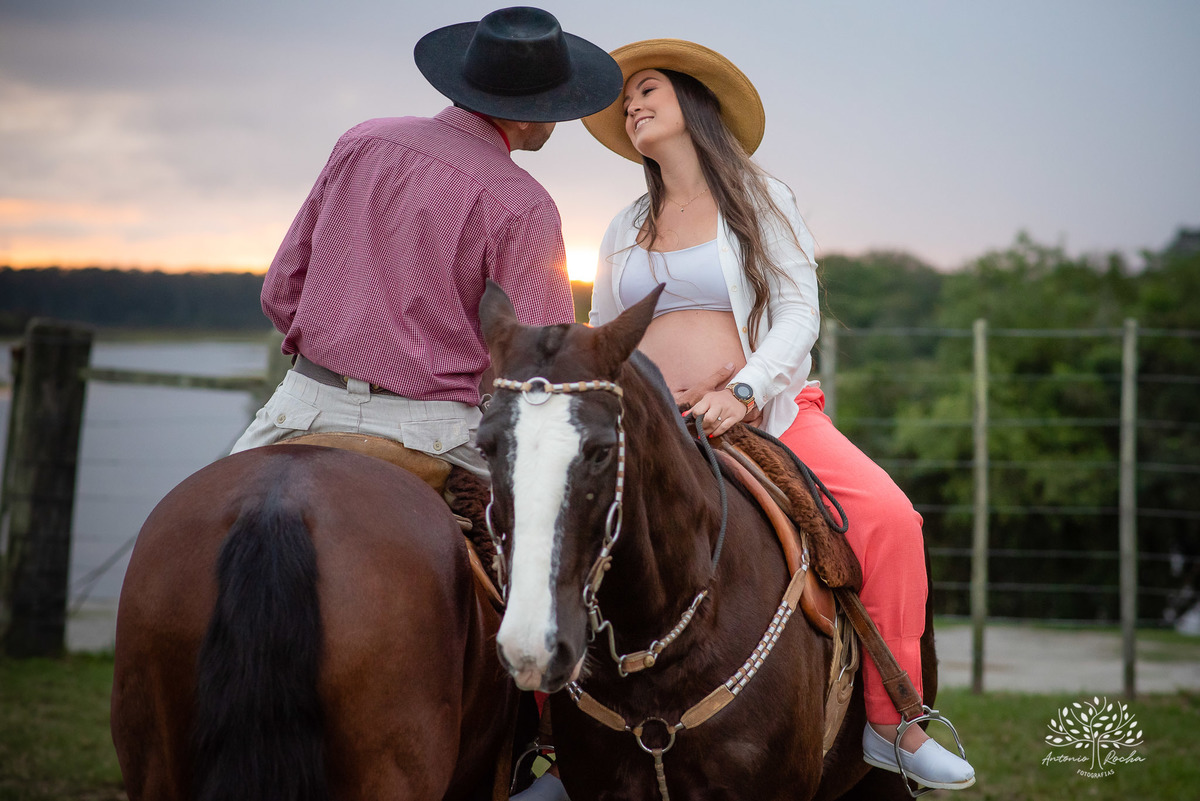 Caroline – Róger – Francisco – Morada do Sol – Tarde de Sol – Campo – Gestante – Grávida – Ensaio Gestante – Felicidade – Amor – Menino – Vida – Gaúcho – Pelotas – Campo – Caroline + Róger = Francisco – Antonio Rocha Fotografias – Família Linda – Cavalos 