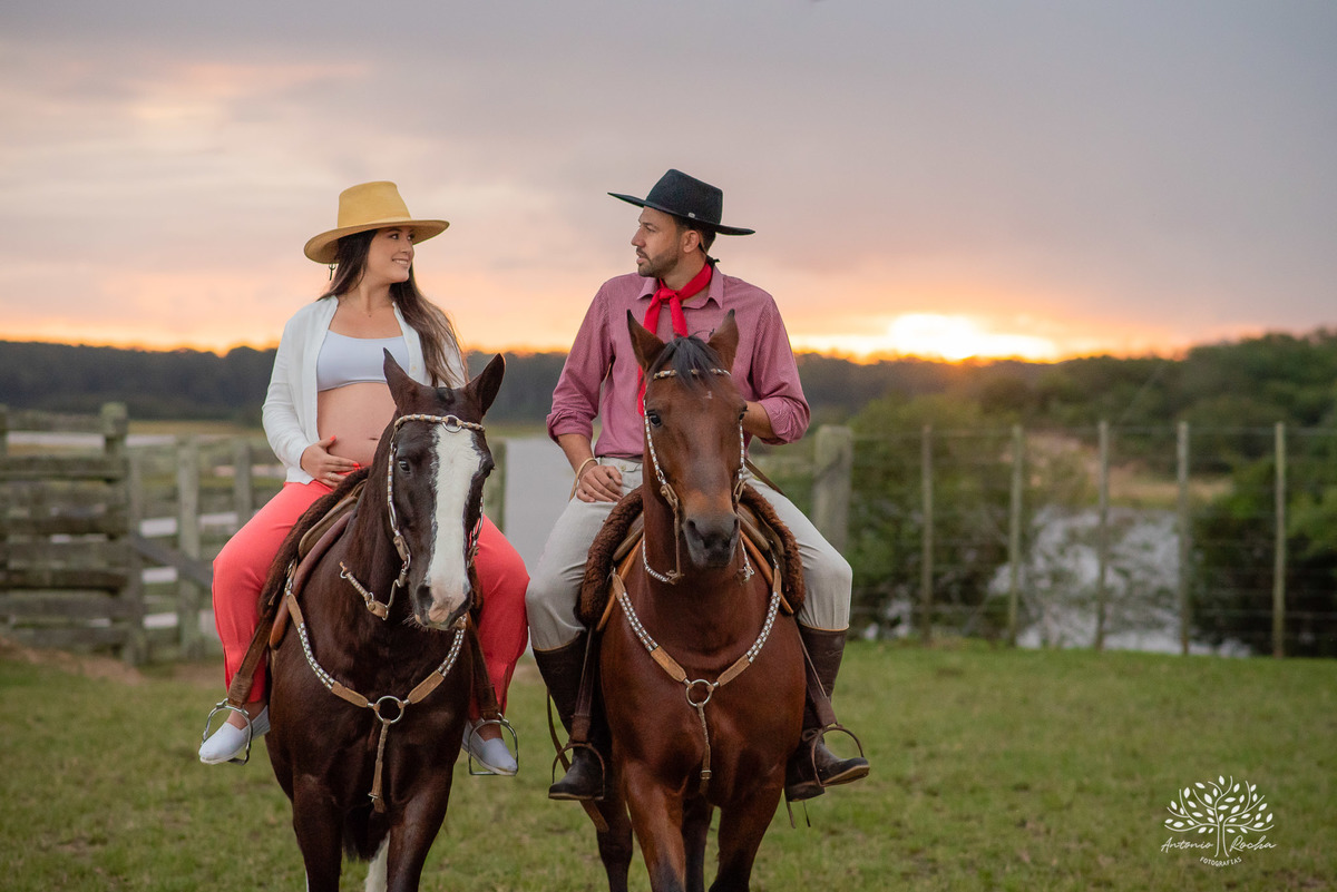 Caroline – Róger – Francisco – Morada do Sol – Tarde de Sol – Campo – Gestante – Grávida – Ensaio Gestante – Felicidade – Amor – Menino – Vida – Gaúcho – Pelotas – Campo – Caroline + Róger = Francisco – Antonio Rocha Fotografias – Família Linda – Cavalos 