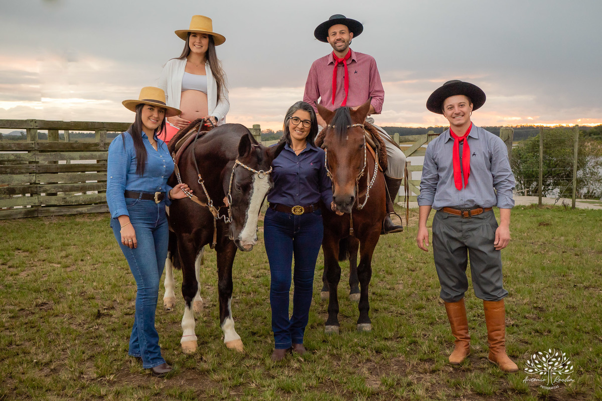 Caroline – Róger – Francisco – Morada do Sol – Tarde de Sol – Campo – Gestante – Grávida – Ensaio Gestante – Felicidade – Amor – Menino – Vida – Gaúcho – Pelotas – Campo – Caroline + Róger = Francisco – Antonio Rocha Fotografias – Família Linda – Cavalos 