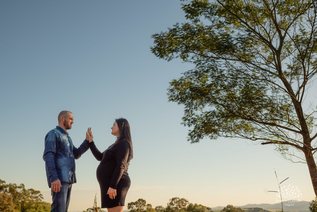 Amanda + Jonathan = Ayla – Capão do Leão – Tarde de Sol – Campo – Pedreiras – Gestante – Grávida – Ensaio Gestante – Felicidade – Amor – Menina – Vida – Pelotas – Antonio Rocha Fotografias – Família Linda – Moto – Juntos – Família – Fotografia de Família 