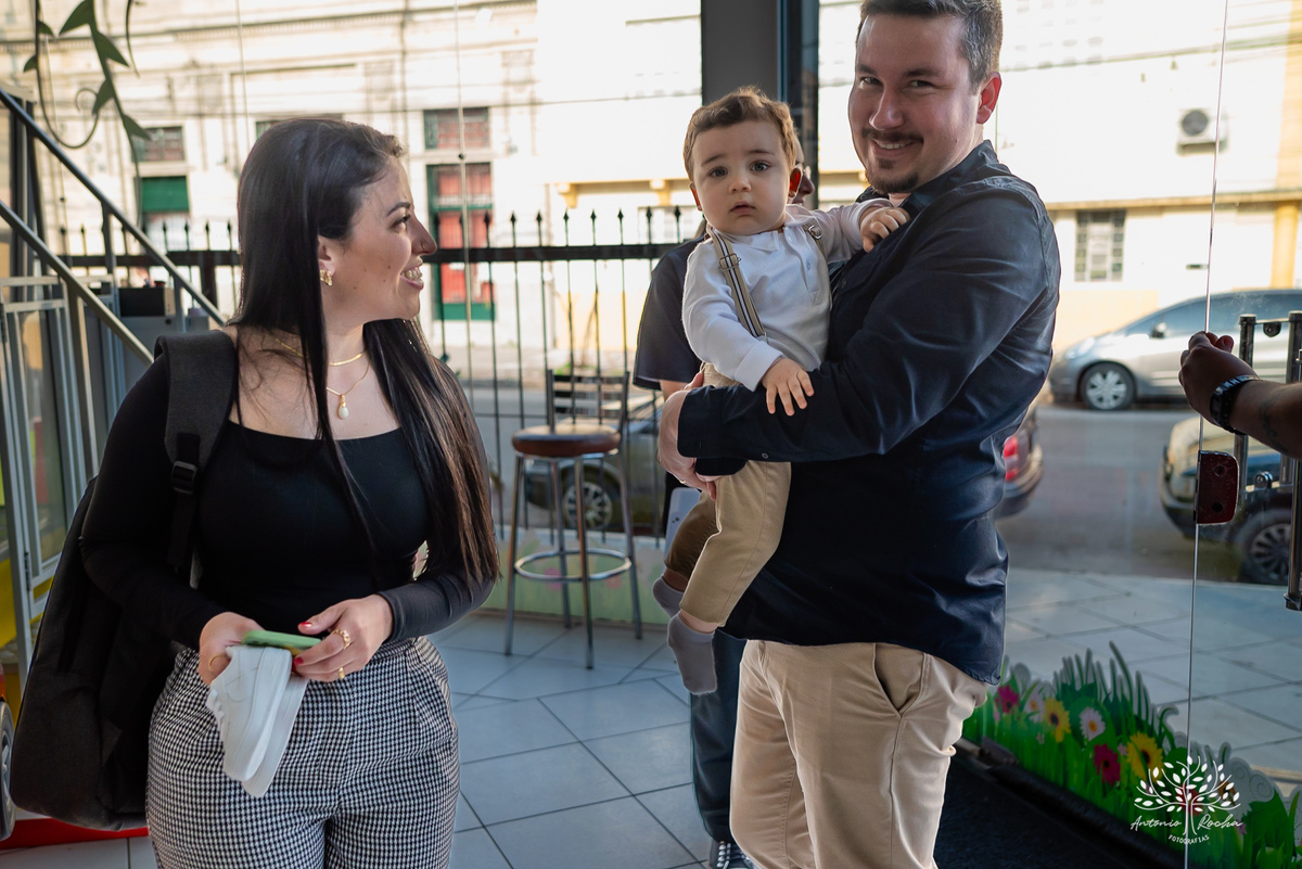 João – João Primeiro Aninho – Primeiro Aninho – Tio Guigui – Parabéns – Dinossauros – Família – Fotografia de Família – Felicidade – Antonio Rocha Fotografias – Pelotas – Festa Infantil – Criança – Primeiro Filho – Amor – Dia Especial – Aniversário 