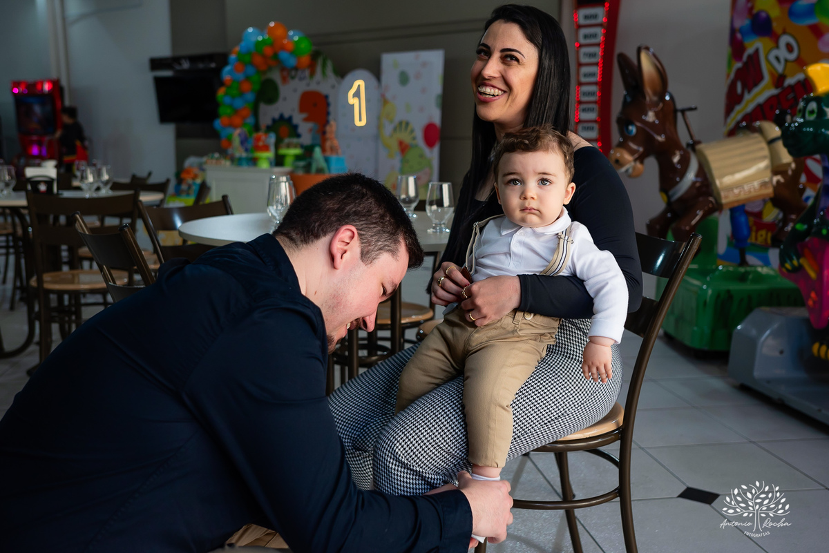 João – João Primeiro Aninho – Primeiro Aninho – Tio Guigui – Parabéns – Dinossauros – Família – Fotografia de Família – Felicidade – Antonio Rocha Fotografias – Pelotas – Festa Infantil – Criança – Primeiro Filho – Amor – Dia Especial – Aniversário 