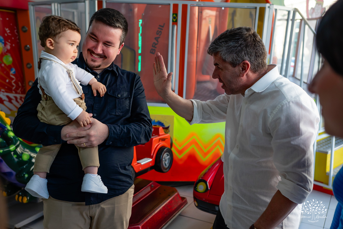 João – João Primeiro Aninho – Primeiro Aninho – Tio Guigui – Parabéns – Dinossauros – Família – Fotografia de Família – Felicidade – Antonio Rocha Fotografias – Pelotas – Festa Infantil – Criança – Primeiro Filho – Amor – Dia Especial – Aniversário 