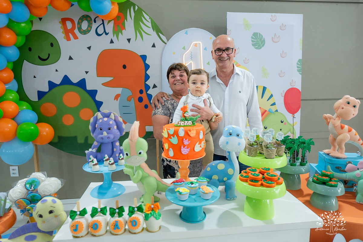 João – João Primeiro Aninho – Primeiro Aninho – Tio Guigui – Parabéns – Dinossauros – Família – Fotografia de Família – Felicidade – Antonio Rocha Fotografias – Pelotas – Festa Infantil – Criança – Primeiro Filho – Amor – Dia Especial – Aniversário 