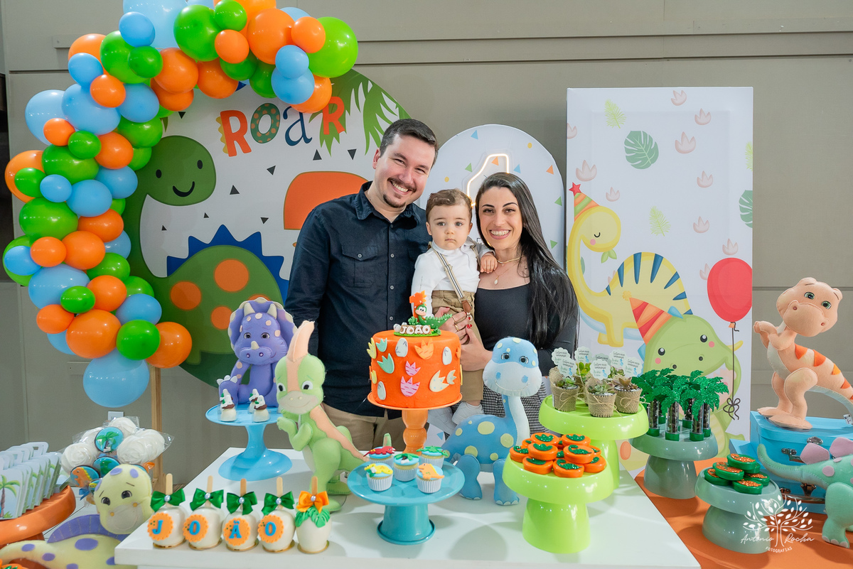 João – João Primeiro Aninho – Primeiro Aninho – Tio Guigui – Parabéns – Dinossauros – Família – Fotografia de Família – Felicidade – Antonio Rocha Fotografias – Pelotas – Festa Infantil – Criança – Primeiro Filho – Amor – Dia Especial – Aniversário 
