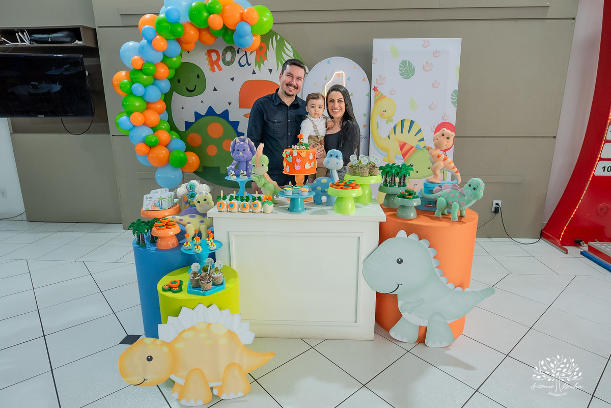 João – João Primeiro Aninho – Primeiro Aninho – Tio Guigui – Parabéns – Dinossauros – Família – Fotografia de Família – Felicidade – Antonio Rocha Fotografias – Pelotas – Festa Infantil – Criança – Primeiro Filho – Amor – Dia Especial – Aniversário 