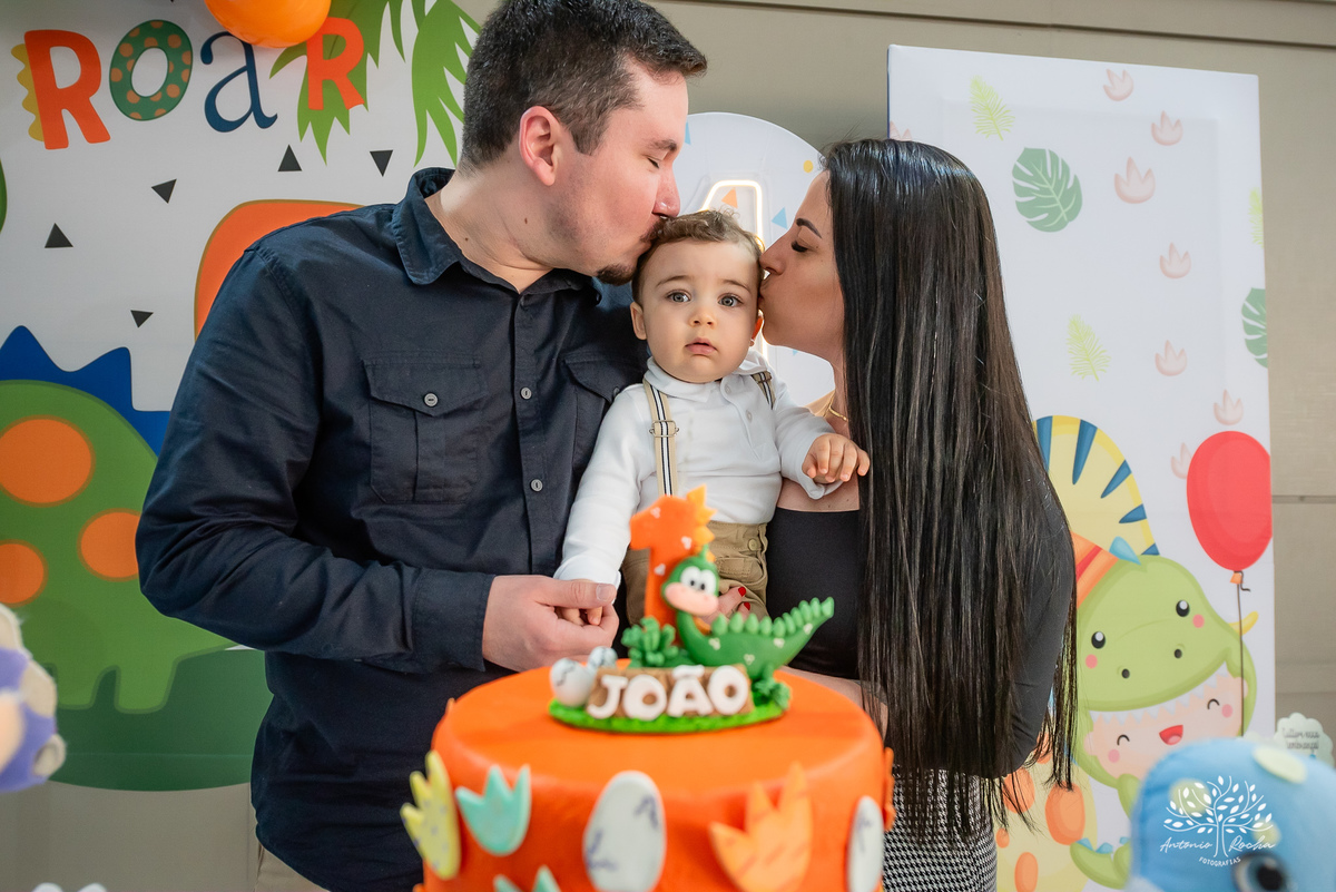 João – João Primeiro Aninho – Primeiro Aninho – Tio Guigui – Parabéns – Dinossauros – Família – Fotografia de Família – Felicidade – Antonio Rocha Fotografias – Pelotas – Festa Infantil – Criança – Primeiro Filho – Amor – Dia Especial – Aniversário 