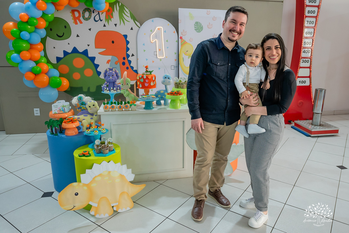 João – João Primeiro Aninho – Primeiro Aninho – Tio Guigui – Parabéns – Dinossauros – Família – Fotografia de Família – Felicidade – Antonio Rocha Fotografias – Pelotas – Festa Infantil – Criança – Primeiro Filho – Amor – Dia Especial – Aniversário 