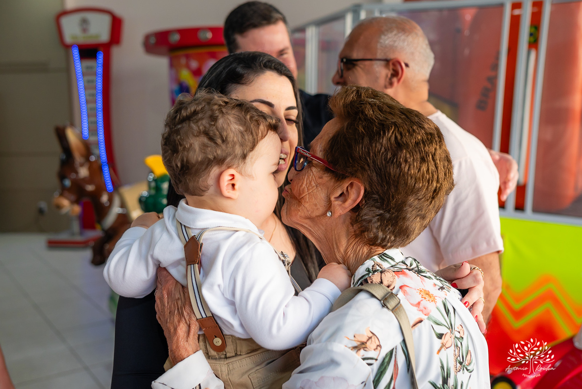 João – João Primeiro Aninho – Primeiro Aninho – Tio Guigui – Parabéns – Dinossauros – Família – Fotografia de Família – Felicidade – Antonio Rocha Fotografias – Pelotas – Festa Infantil – Criança – Primeiro Filho – Amor – Dia Especial – Aniversário 