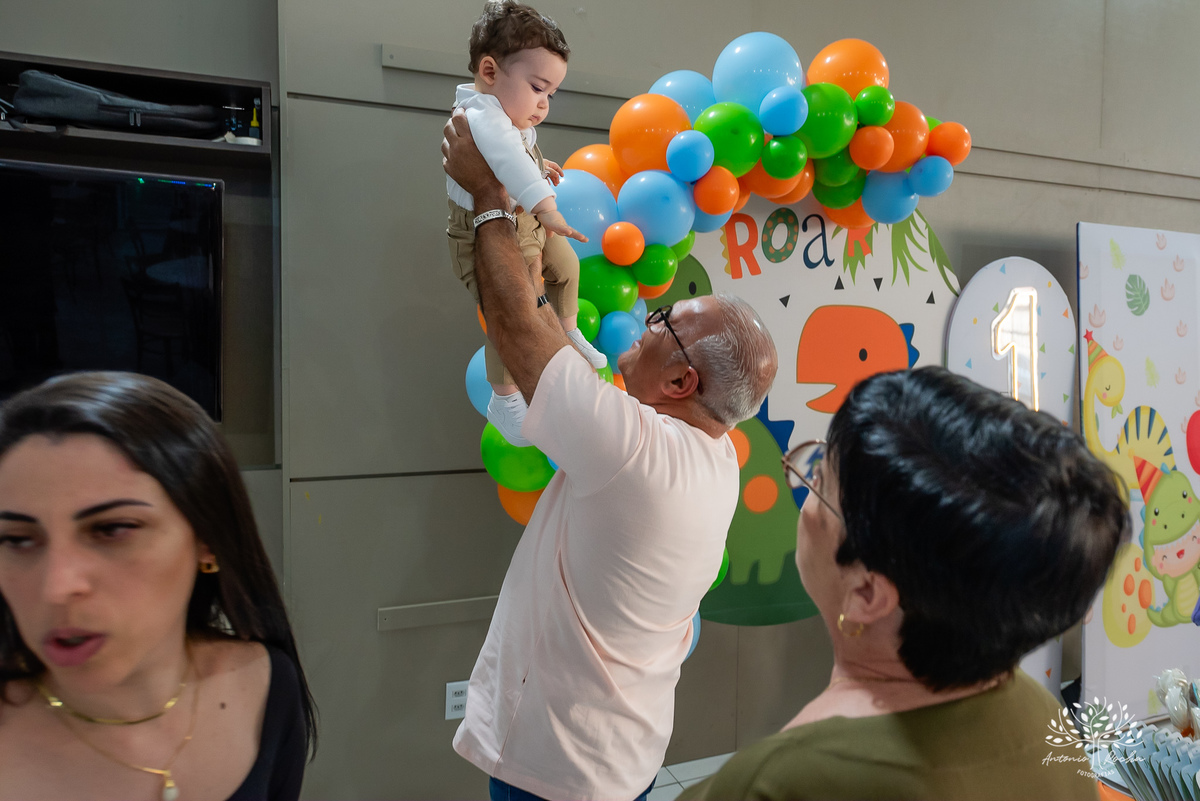 João – João Primeiro Aninho – Primeiro Aninho – Tio Guigui – Parabéns – Dinossauros – Família – Fotografia de Família – Felicidade – Antonio Rocha Fotografias – Pelotas – Festa Infantil – Criança – Primeiro Filho – Amor – Dia Especial – Aniversário 