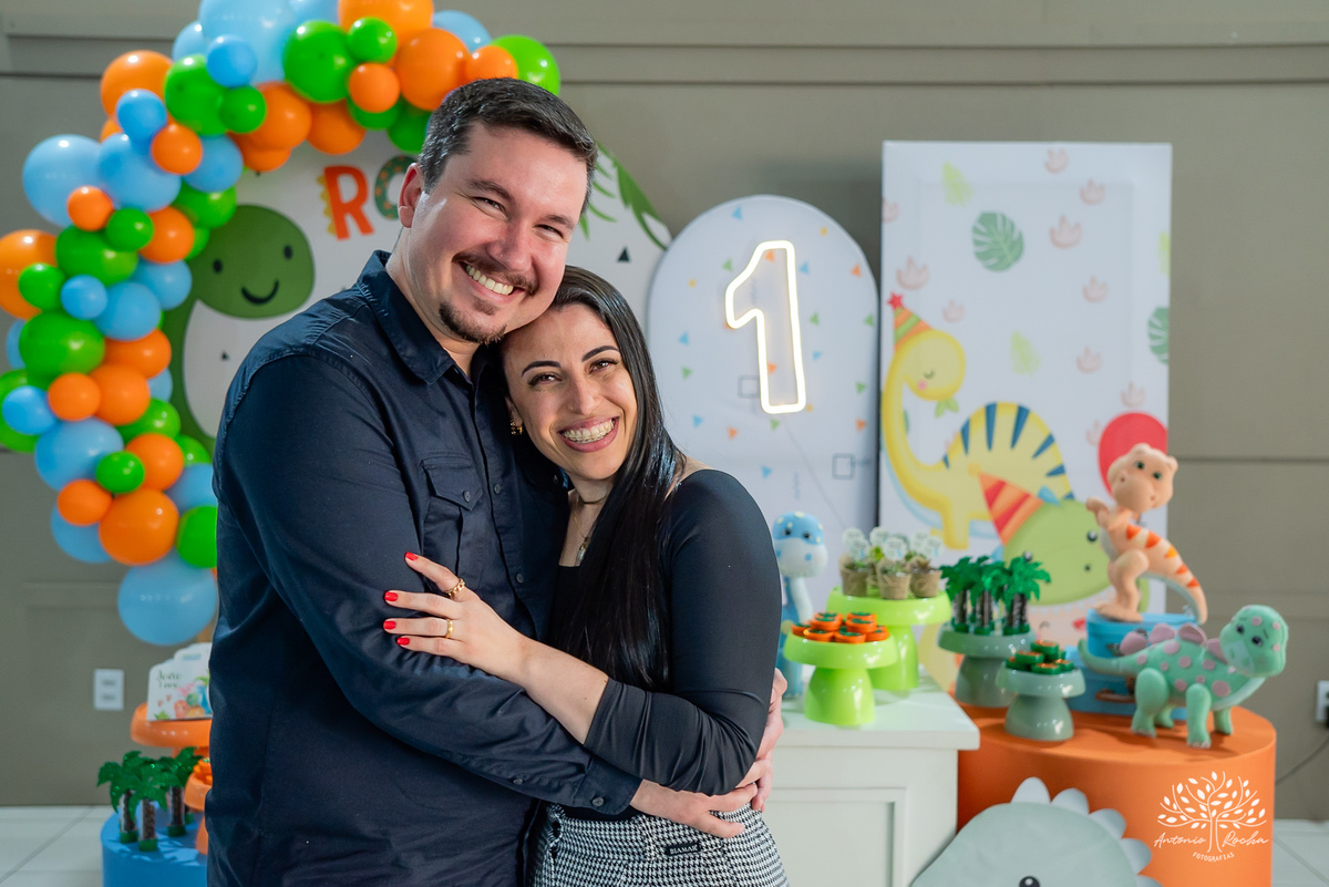 João – João Primeiro Aninho – Primeiro Aninho – Tio Guigui – Parabéns – Dinossauros – Família – Fotografia de Família – Felicidade – Antonio Rocha Fotografias – Pelotas – Festa Infantil – Criança – Primeiro Filho – Amor – Dia Especial – Aniversário 