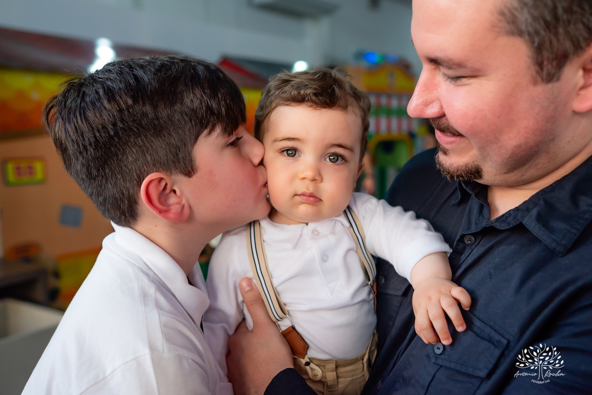 João – João Primeiro Aninho – Primeiro Aninho – Tio Guigui – Parabéns – Dinossauros – Família – Fotografia de Família – Felicidade – Antonio Rocha Fotografias – Pelotas – Festa Infantil – Criança – Primeiro Filho – Amor – Dia Especial – Aniversário 