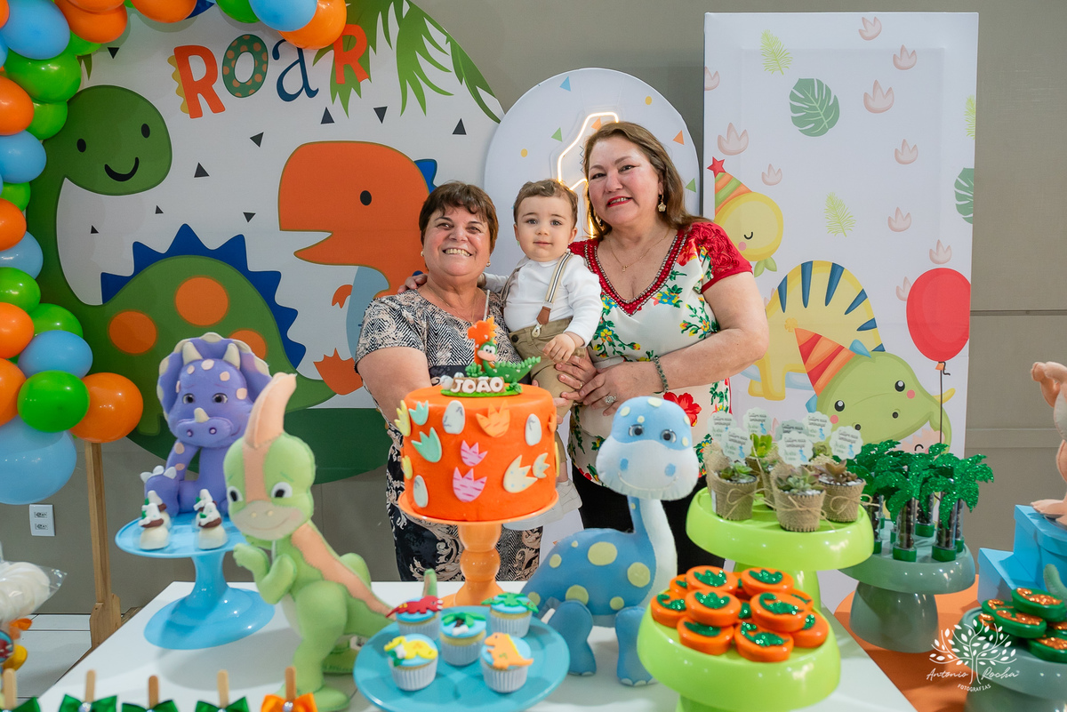 João – João Primeiro Aninho – Primeiro Aninho – Tio Guigui – Parabéns – Dinossauros – Família – Fotografia de Família – Felicidade – Antonio Rocha Fotografias – Pelotas – Festa Infantil – Criança – Primeiro Filho – Amor – Dia Especial – Aniversário 