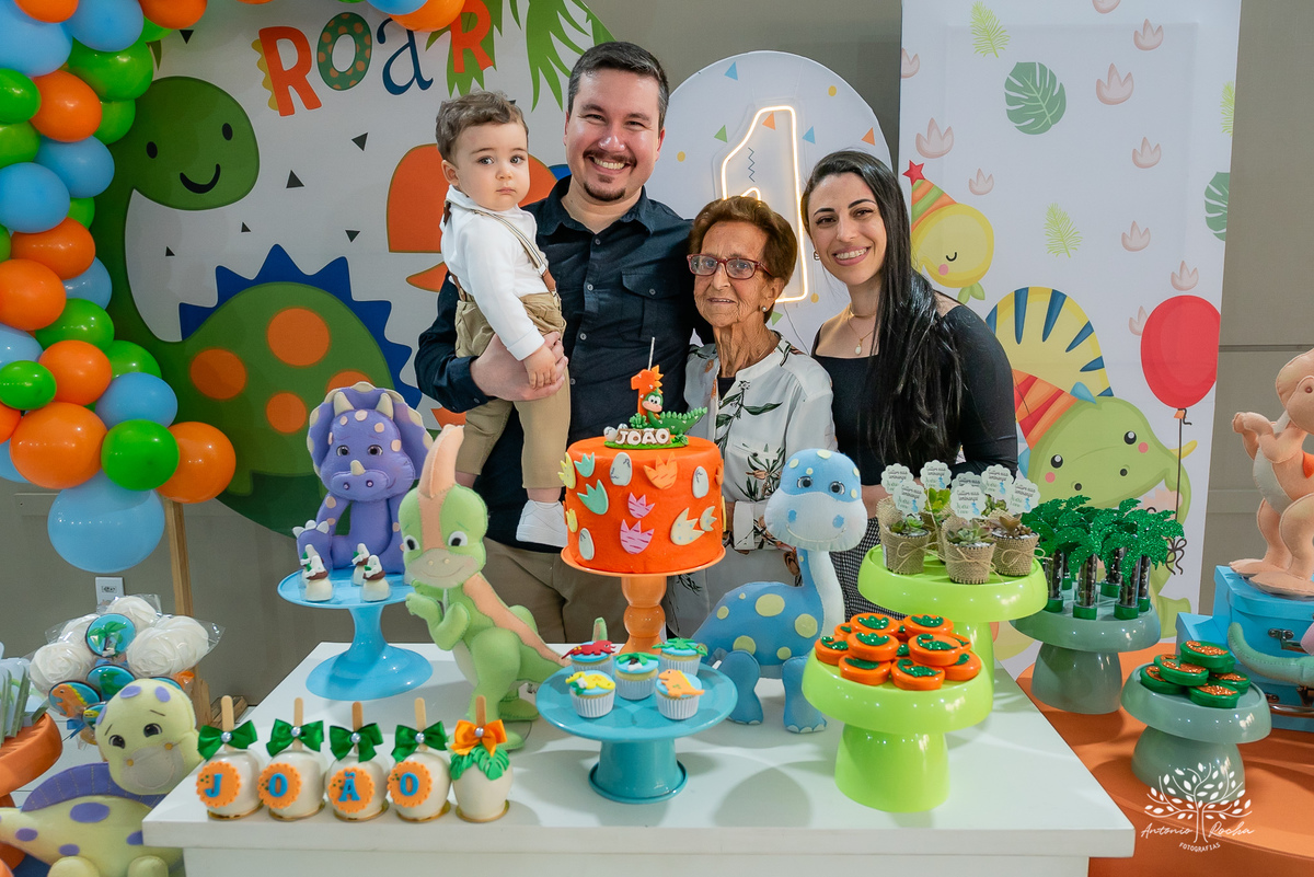 João – João Primeiro Aninho – Primeiro Aninho – Tio Guigui – Parabéns – Dinossauros – Família – Fotografia de Família – Felicidade – Antonio Rocha Fotografias – Pelotas – Festa Infantil – Criança – Primeiro Filho – Amor – Dia Especial – Aniversário 