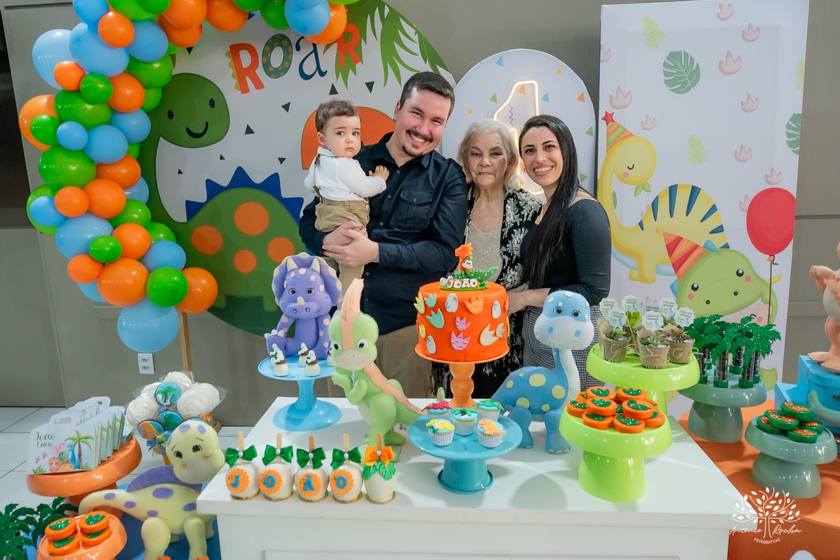 João – João Primeiro Aninho – Primeiro Aninho – Tio Guigui – Parabéns – Dinossauros – Família – Fotografia de Família – Felicidade – Antonio Rocha Fotografias – Pelotas – Festa Infantil – Criança – Primeiro Filho – Amor – Dia Especial – Aniversário 