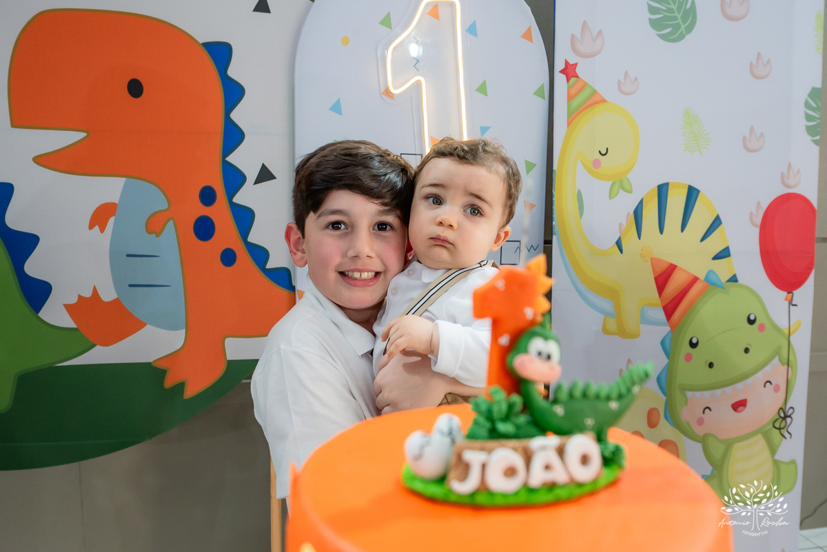João – João Primeiro Aninho – Primeiro Aninho – Tio Guigui – Parabéns – Dinossauros – Família – Fotografia de Família – Felicidade – Antonio Rocha Fotografias – Pelotas – Festa Infantil – Criança – Primeiro Filho – Amor – Dia Especial – Aniversário 