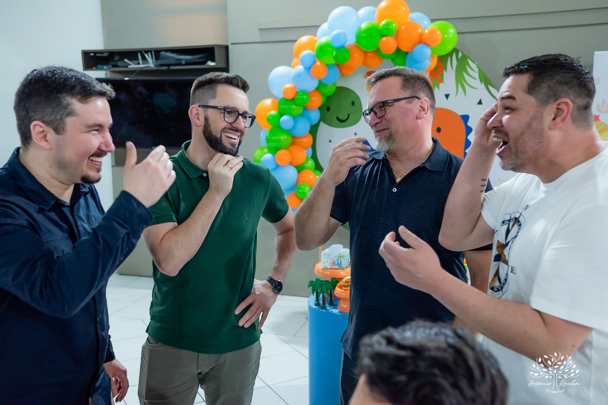 João – João Primeiro Aninho – Primeiro Aninho – Tio Guigui – Parabéns – Dinossauros – Família – Fotografia de Família – Felicidade – Antonio Rocha Fotografias – Pelotas – Festa Infantil – Criança – Primeiro Filho – Amor – Dia Especial – Aniversário 