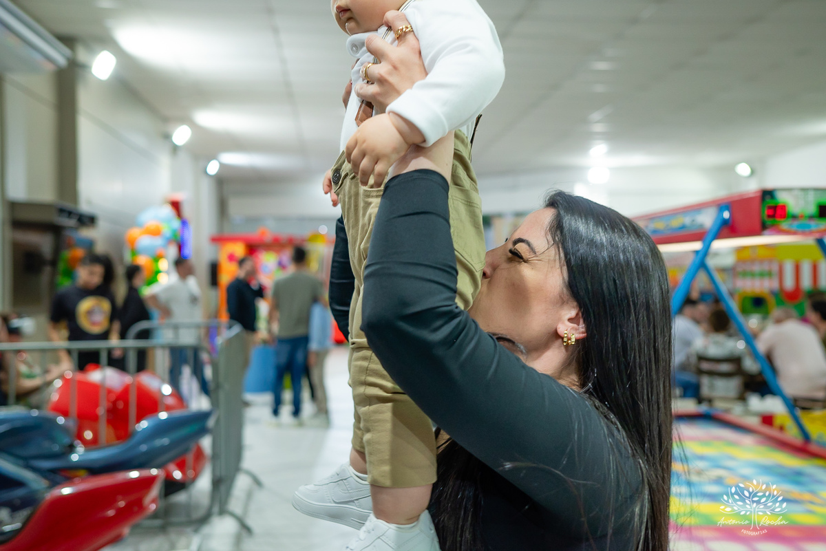 João – João Primeiro Aninho – Primeiro Aninho – Tio Guigui – Parabéns – Dinossauros – Família – Fotografia de Família – Felicidade – Antonio Rocha Fotografias – Pelotas – Festa Infantil – Criança – Primeiro Filho – Amor – Dia Especial – Aniversário 