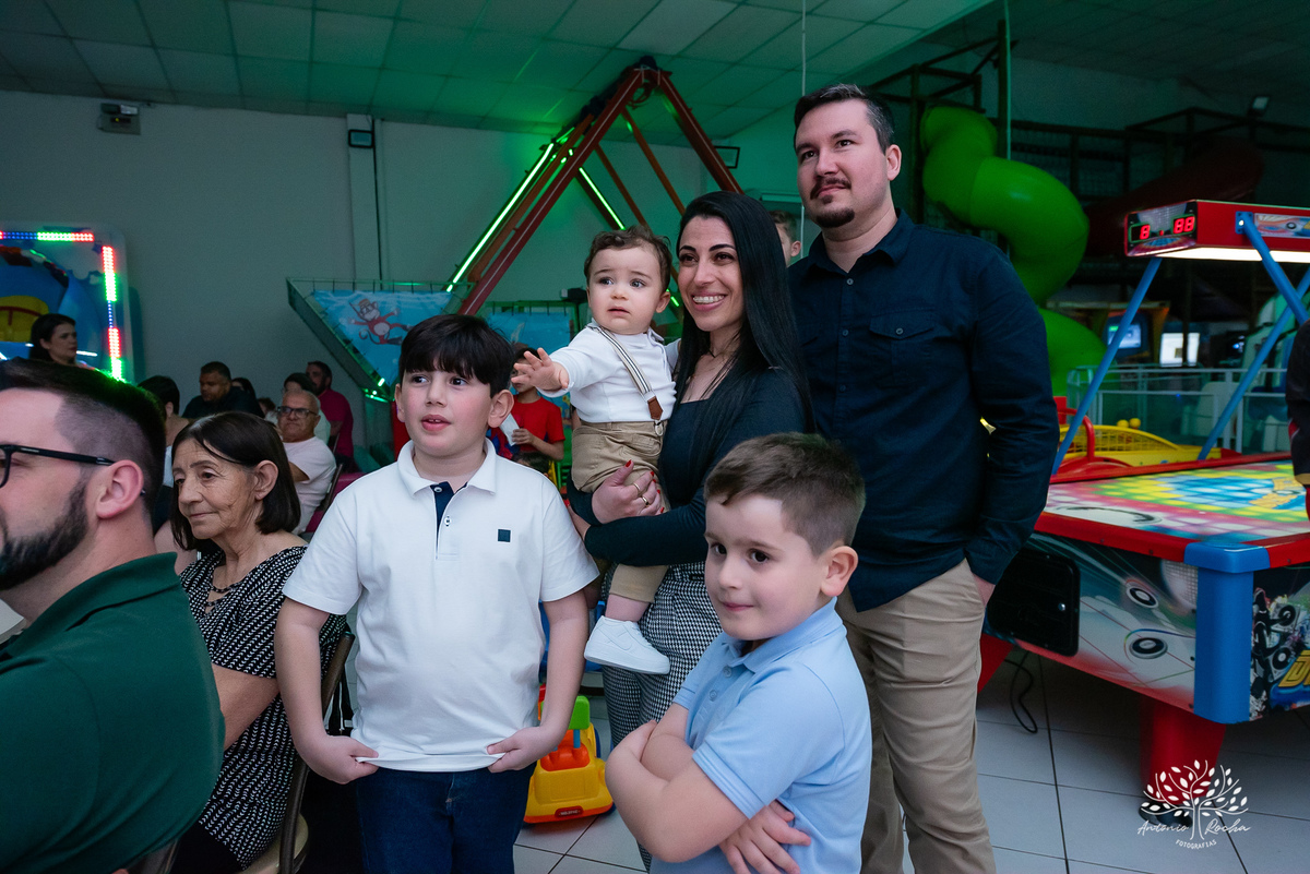 João – João Primeiro Aninho – Primeiro Aninho – Tio Guigui – Parabéns – Dinossauros – Família – Fotografia de Família – Felicidade – Antonio Rocha Fotografias – Pelotas – Festa Infantil – Criança – Primeiro Filho – Amor – Dia Especial – Aniversário 