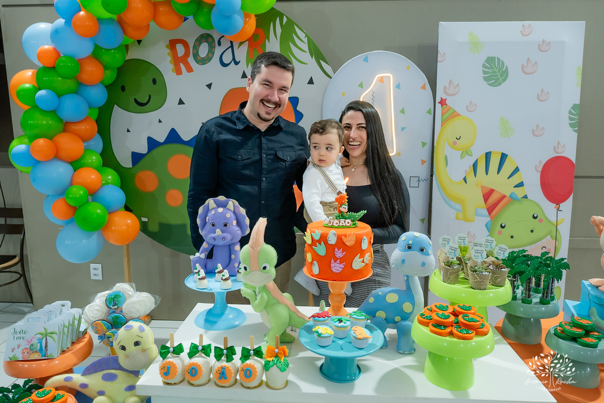 João – João Primeiro Aninho – Primeiro Aninho – Tio Guigui – Parabéns – Dinossauros – Família – Fotografia de Família – Felicidade – Antonio Rocha Fotografias – Pelotas – Festa Infantil – Criança – Primeiro Filho – Amor – Dia Especial – Aniversário 