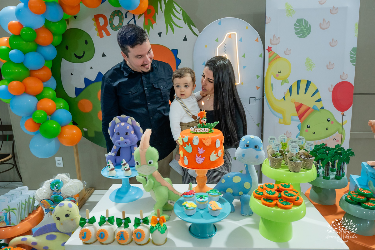 João – João Primeiro Aninho – Primeiro Aninho – Tio Guigui – Parabéns – Dinossauros – Família – Fotografia de Família – Felicidade – Antonio Rocha Fotografias – Pelotas – Festa Infantil – Criança – Primeiro Filho – Amor – Dia Especial – Aniversário 