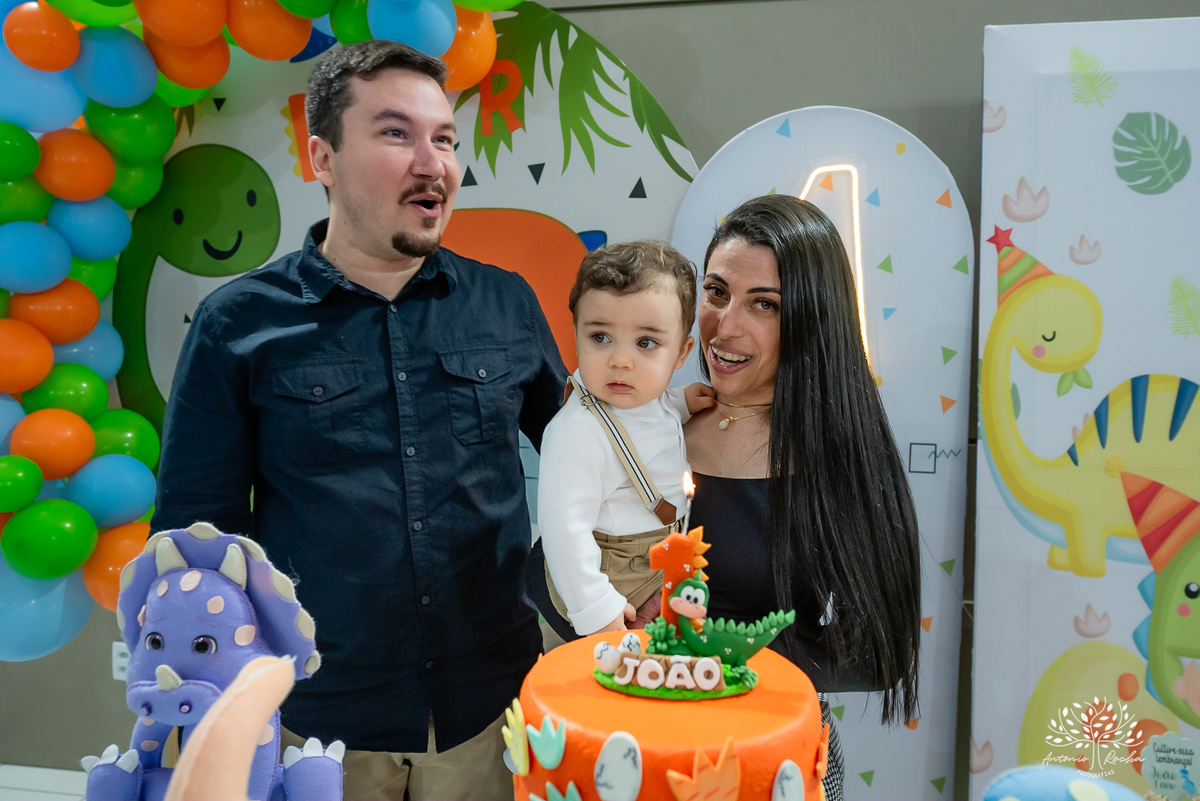 João – João Primeiro Aninho – Primeiro Aninho – Tio Guigui – Parabéns – Dinossauros – Família – Fotografia de Família – Felicidade – Antonio Rocha Fotografias – Pelotas – Festa Infantil – Criança – Primeiro Filho – Amor – Dia Especial – Aniversário 