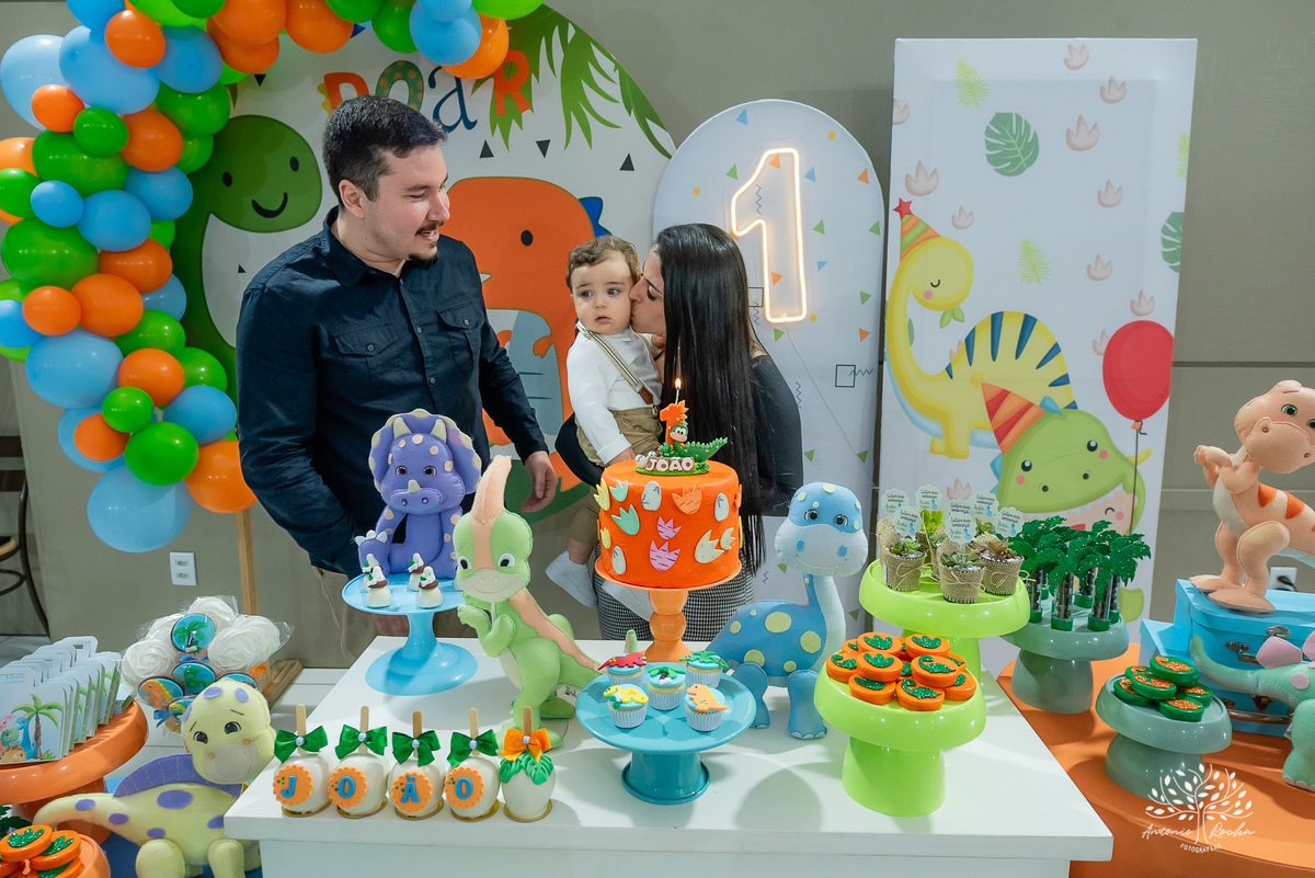 João – João Primeiro Aninho – Primeiro Aninho – Tio Guigui – Parabéns – Dinossauros – Família – Fotografia de Família – Felicidade – Antonio Rocha Fotografias – Pelotas – Festa Infantil – Criança – Primeiro Filho – Amor – Dia Especial – Aniversário 