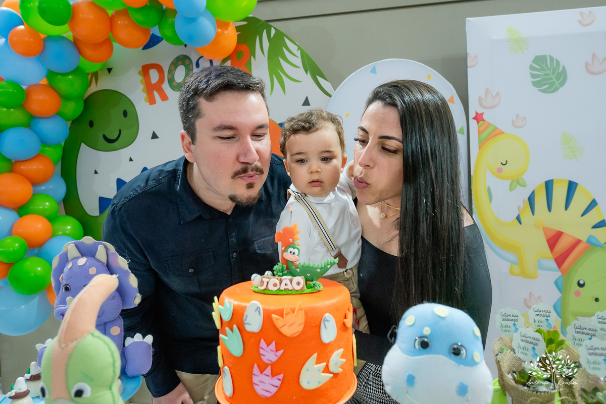João – João Primeiro Aninho – Primeiro Aninho – Tio Guigui – Parabéns – Dinossauros – Família – Fotografia de Família – Felicidade – Antonio Rocha Fotografias – Pelotas – Festa Infantil – Criança – Primeiro Filho – Amor – Dia Especial – Aniversário 