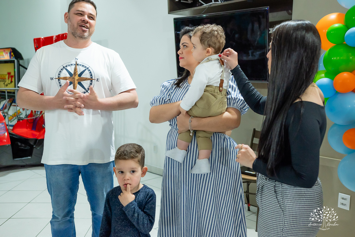 João – João Primeiro Aninho – Primeiro Aninho – Tio Guigui – Parabéns – Dinossauros – Família – Fotografia de Família – Felicidade – Antonio Rocha Fotografias – Pelotas – Festa Infantil – Criança – Primeiro Filho – Amor – Dia Especial – Aniversário 