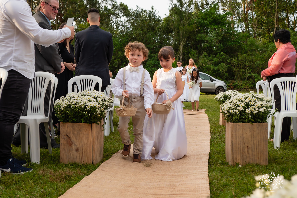 Casamento Cata e Dani - Catarina e Daniel - Clube Caça e Pesca - Casamento ao ar livre - buquê - noivo - noiva - filhos - alianças - pajem - aia - vestido de noiva - Antonio Rocha Fotografias - Pelotas - RS - Cerimônia e Festa de Casamento - Fábio Saraiva
