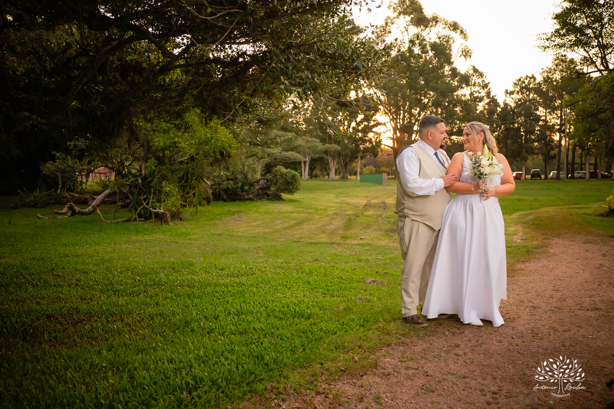 Casamento Cata e Dani - Catarina e Daniel - Clube Caça e Pesca - Casamento ao ar livre - buquê - noivo - noiva - filhos - alianças - pajem - aia - vestido de noiva - Antonio Rocha Fotografias - Pelotas - RS - Cerimônia e Festa de Casamento - Fábio Saraiva