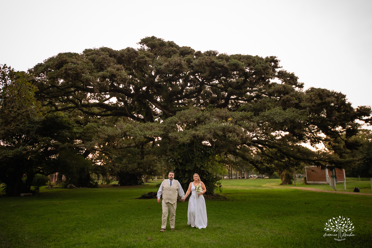 Casamento Cata e Dani - Catarina e Daniel - Clube Caça e Pesca - Casamento ao ar livre - buquê - noivo - noiva - filhos - alianças - pajem - aia - vestido de noiva - Antonio Rocha Fotografias - Pelotas - RS - Cerimônia e Festa de Casamento - Fábio Saraiva